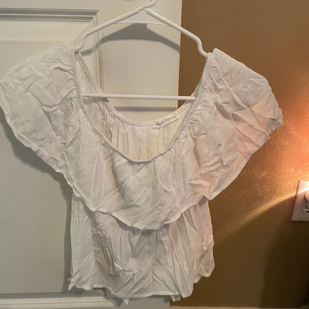 WHITE OFF THE SHOULDER TOP